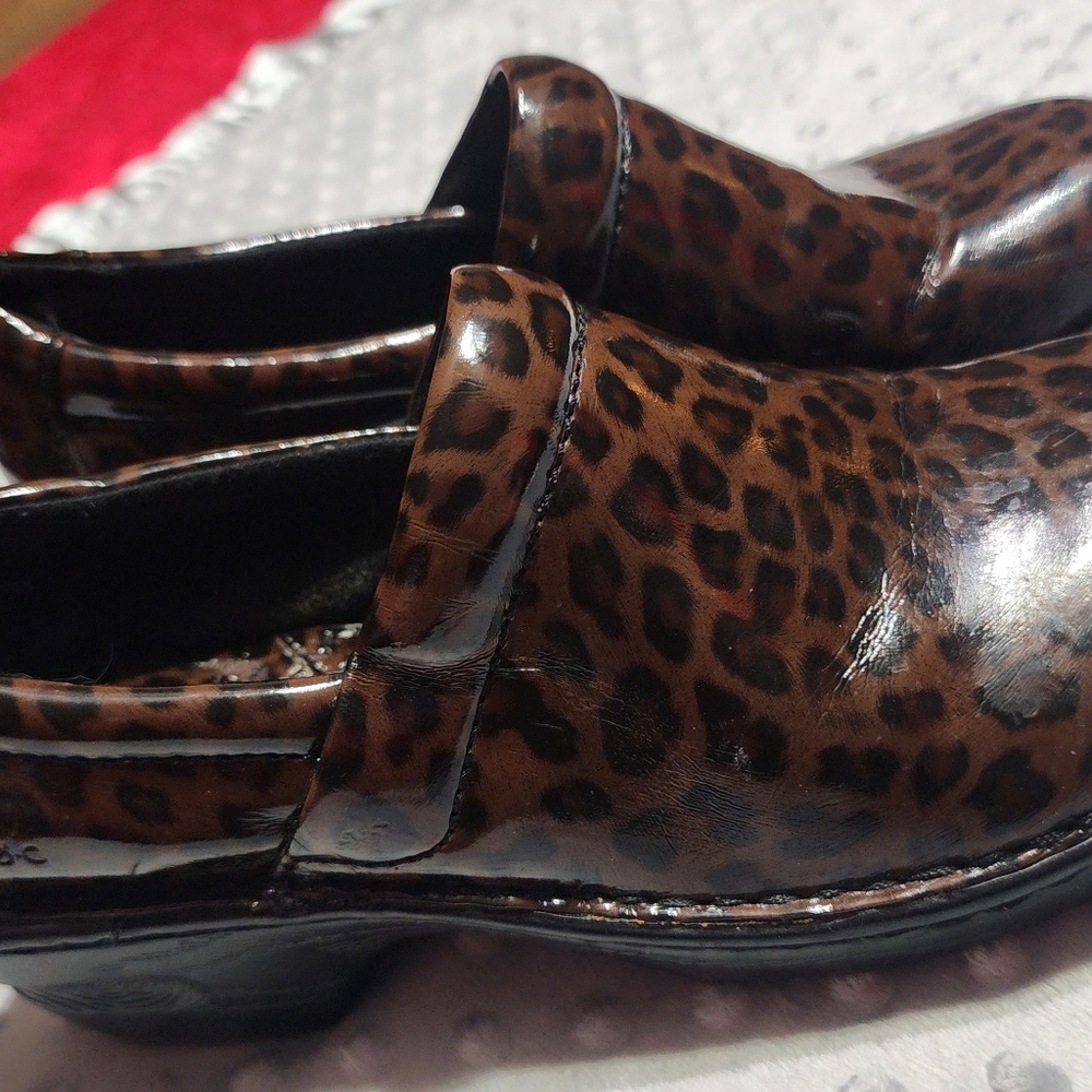 Born BOC leopard print clogs size 6